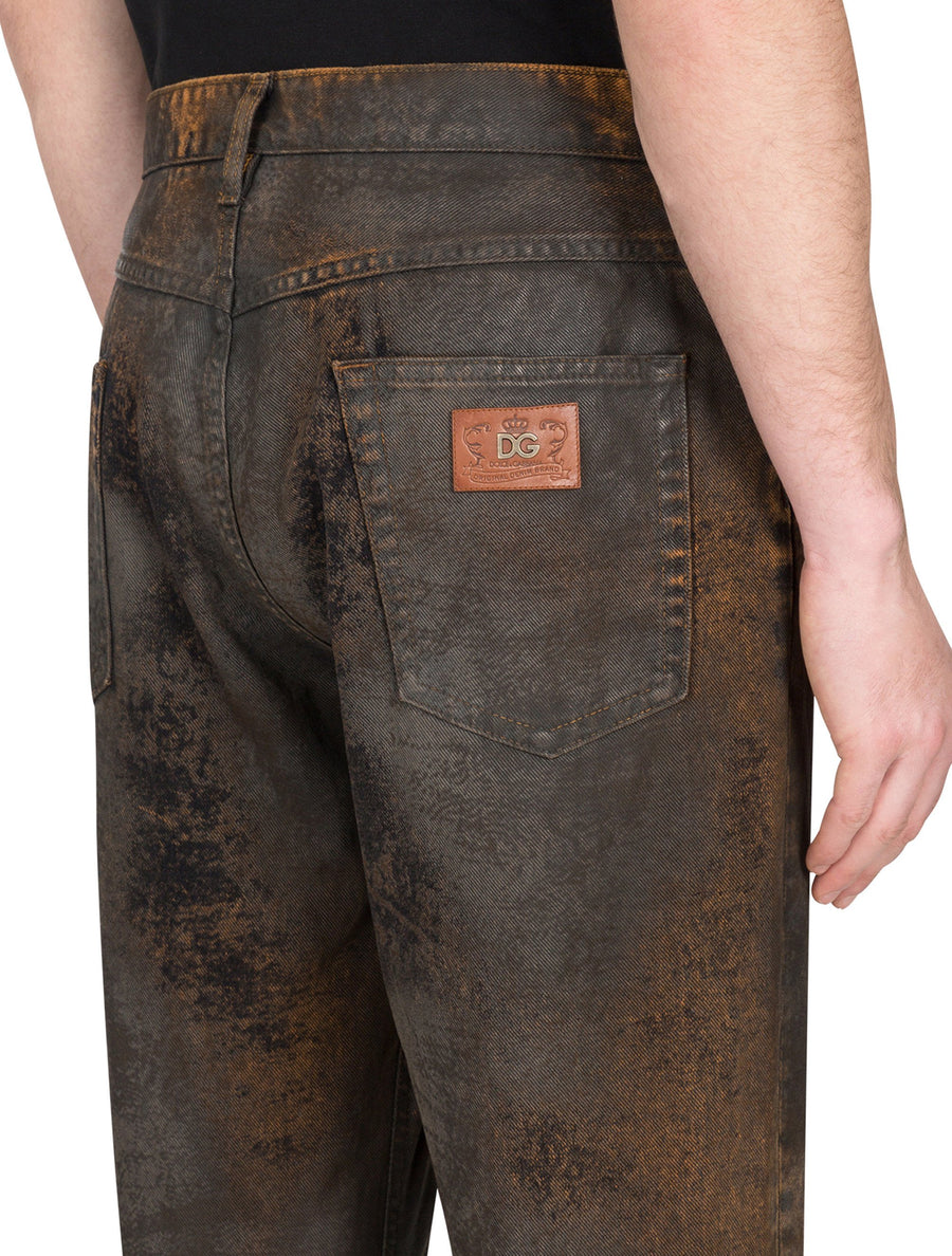 Loose jeans with mud-effect detailing